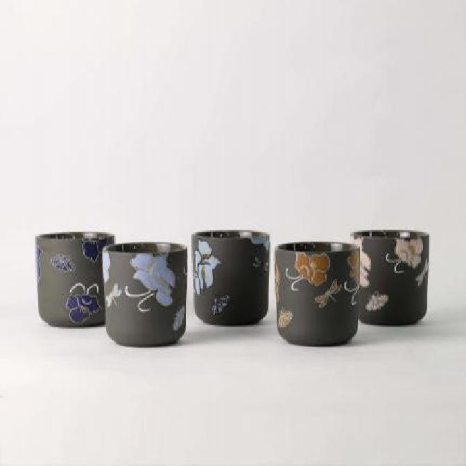 이 독특한 손으로 그린 ​​꽃무늬 촛대가 인스타그램의 새로운 인기 아이템이 된 이유는 무엇인가요?