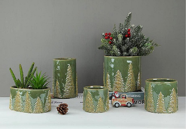 뉴스 헤드라인: 크리스마스 장식을 부드러운 분위기로 만들고 싶나요? 이 세라믹 양각 소나무 꽃병이 여러분의 새로운 마음에 쏙 들까요?